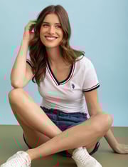 V-NECK SIGNATURE STRIPE TRIM T-SHIRT