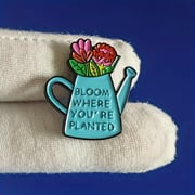 Floresça onde estás plantado Broche de regador com flores coloridas - Alfinete de lapela em esmalte para mochilas e casacos - Acessório de joalharia inspirador