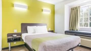 1 Queen Bed