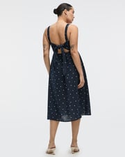 Robe midi sans manches avec col carré