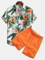 Camisa de botones con estampado tropical y pantalones cortos de baño