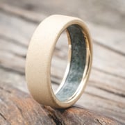 CRUSHED MOSS AGATE LINED WEDDING BAND WITH A SANDBLASTED FINISH