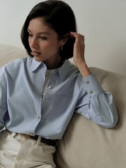 Loose shirt with accent buttons