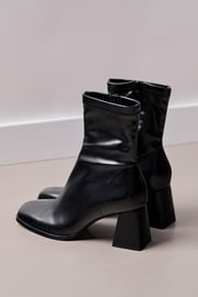 Mid-heel boots with stretch legs