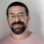 Há mais de 10 anos, ajudo pessoas de todo o mundo a melhorar suas habilidades em inglês. Trabalhar com um grupo tão diverso me ensinou tanto sobre cultura e comunicação quanto sobre a própria língua.