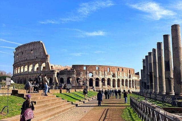 Colosseum, Roman Forum, and Palatine Hill Tour With Hosted Entry
