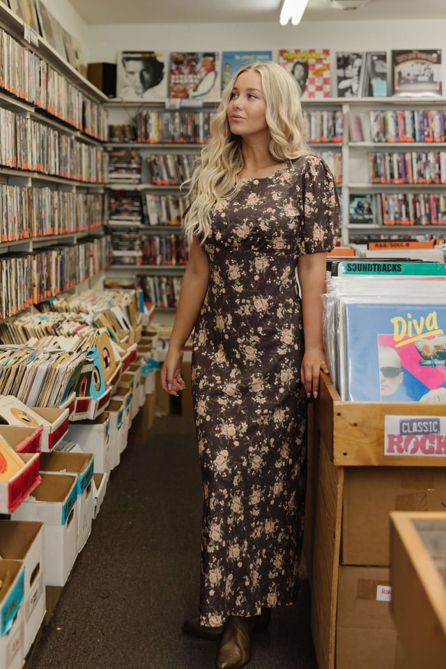 THE SUSANNAH FLORAL MAXI DRESS IN MOCHA