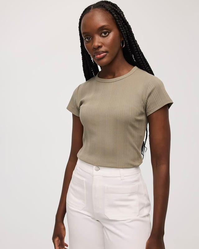T-shirt ajusté et côtelé à col rond