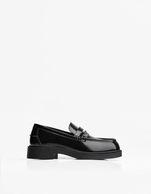 Loafers with square toe