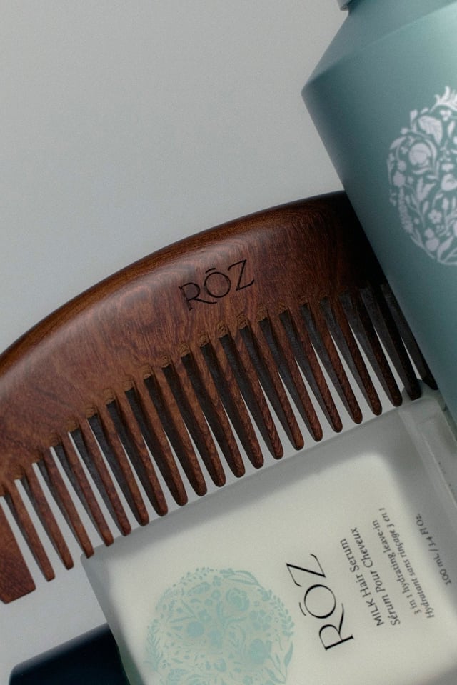 The RŌZ Sandalwood Comb