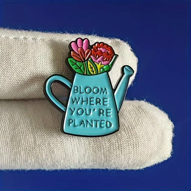 Floresça onde estás plantado Broche de regador com flores coloridas - Alfinete de lapela em esmalte para mochilas e casacos - Acessório de joalharia inspirador