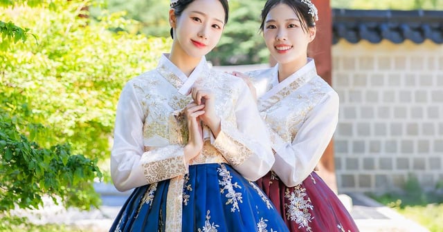 Gyeongbokgung Hanbok Experience with Free Hairstyling - Klook
