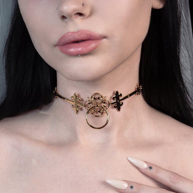 FORTRESS. Medieval Knocker Hinged Choker - Gold