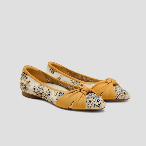 Pointed-Toe V-Cut Flats (Valencia 2.0)