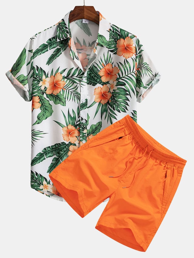 Camisa de botones con estampado tropical y pantalones cortos de baño