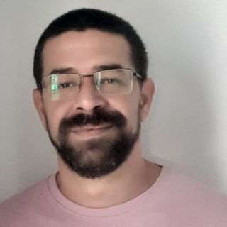 Há mais de 10 anos, ajudo pessoas de todo o mundo a melhorar suas habilidades em inglês. Trabalhar com um grupo tão diverso me ensinou tanto sobre cultura e comunicação quanto sobre a própria língua.