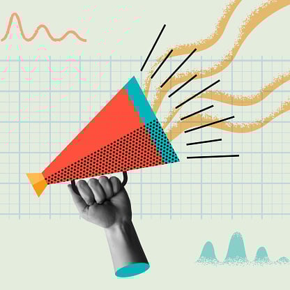 La mano sostiene el megáfono en la ilustración vectorial de collage...
