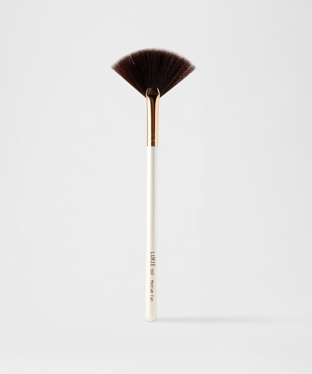 LUXIE 560 Medium Fan Brush-Flawless