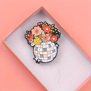 Broche de Esmalte Flor Bola de Discoteca - Distintivo Floral Vibrante com Design Xadrez de Bola de Discoteca, Joia Metálica Colorida para Homens, Presente de Moda para Festa de Discoteca