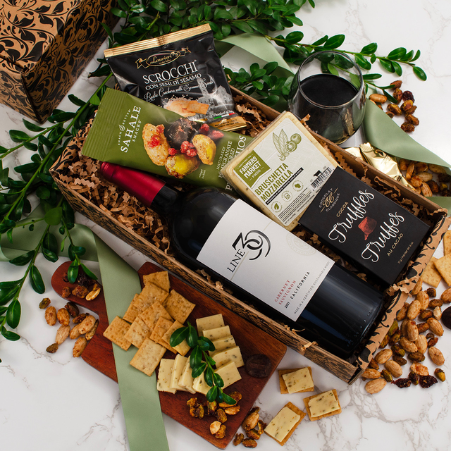 Red Wine & Snax Gift Box