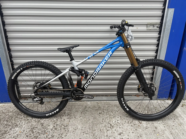 EX DEMO Mondraker Summum RR Mullet Medium Downhill Bike 2025 Carrera Blue