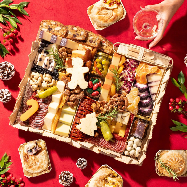 Happy Holidays Hosting Bundle (Large Board + 4 Baked Brie)