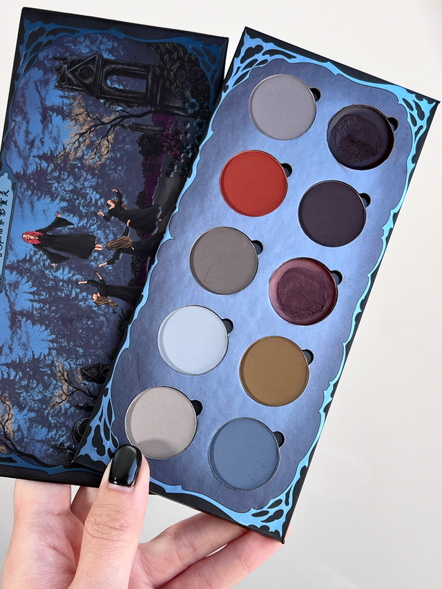 Circus  Keychain Eyeshadow Palette ( Lion)