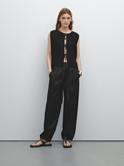 Lipsuga ja plisseeritud detailiga vest