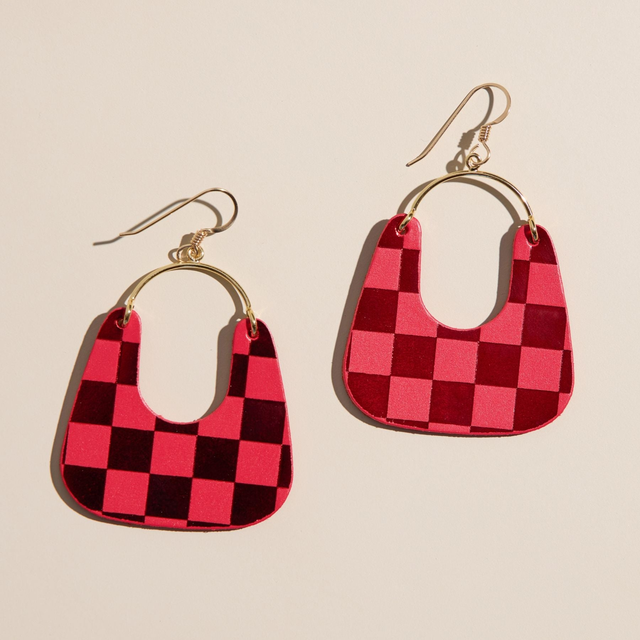 Crimson Checkmate Noras