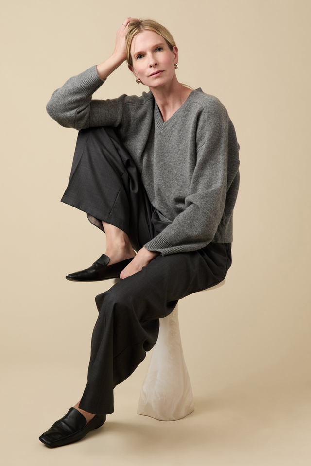 The Cashmere V-Neck in Heather Grey