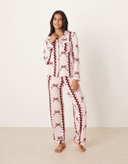 Chelsea Peers Exclusive poly long sleeve revere pyjama set in bow print