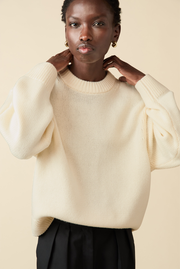 The Cashmere Signature Crew in Cream